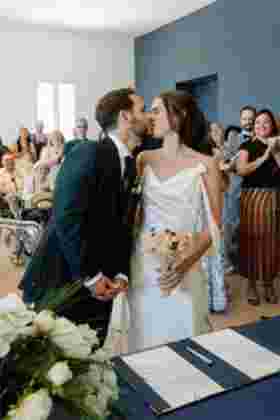 Premier baiser des mariés devant les invités — Cérémonie civile mairie de Narbonne, Occitanie