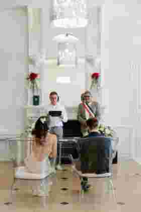 Vue d'ensemble de la cérémonie civile avec le maire — Mairie de Narbonne, mariage en Occitanie