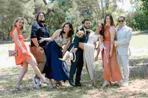 Groupe d'invités joyeux portant les mariés dans le parc de la mairie de Narbonne — Mariage narbonne