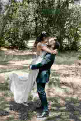 Marié soulevant la mariée dans ses bras en plein air — Séance couple mariage Château de Montplaisir, Narbonne