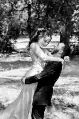 Photo en noir et blanc, marié faisant tournoyer la mariée dans le parc — Mariage Château de Montplaisir, Narbonne