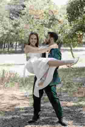 Marié portant la mariée en riant dans le parc arboré — Séance couple Château de Montplaisir, Narbonne