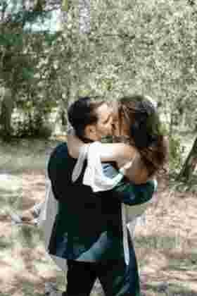 Mariés s'embrassant tendrement sous les arbres — Photographe mariage Château de Montplaisir, Narbonne