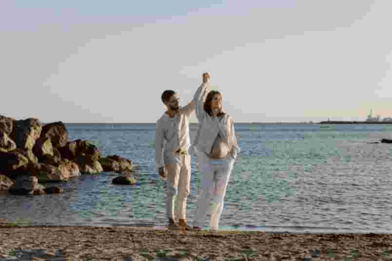 Couple qui danse - Séance maternité Frontignan Plage