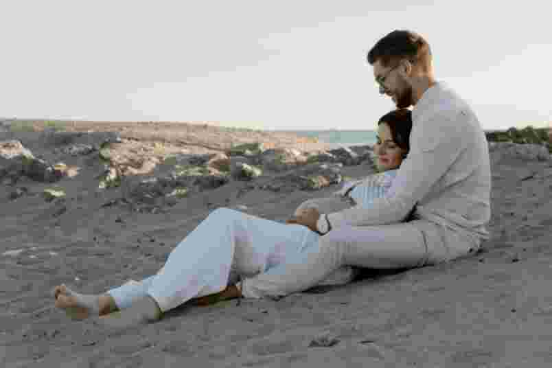 Couple assis sur  la plage - Séance maternité Frontignan Plage