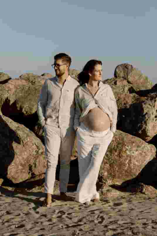 Portrait doux devant les rochers - Photographe maternité Béziers