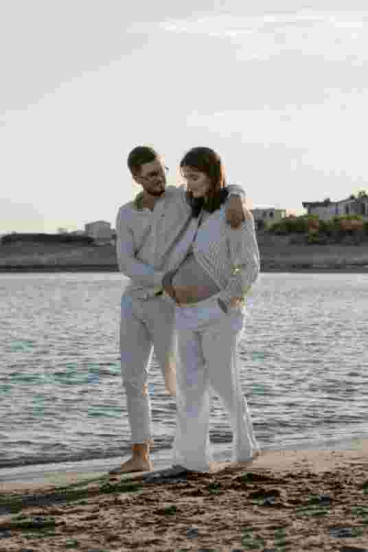 Couple qui marche - Photos grossesse bord de mer