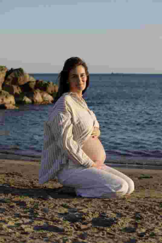 Future maman lumière naturelle - Séance grossesse Frontignan