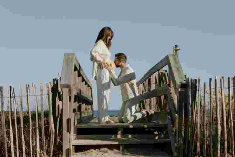 Tendresse sur le ponton - Séance grossesse Frontignan Plage