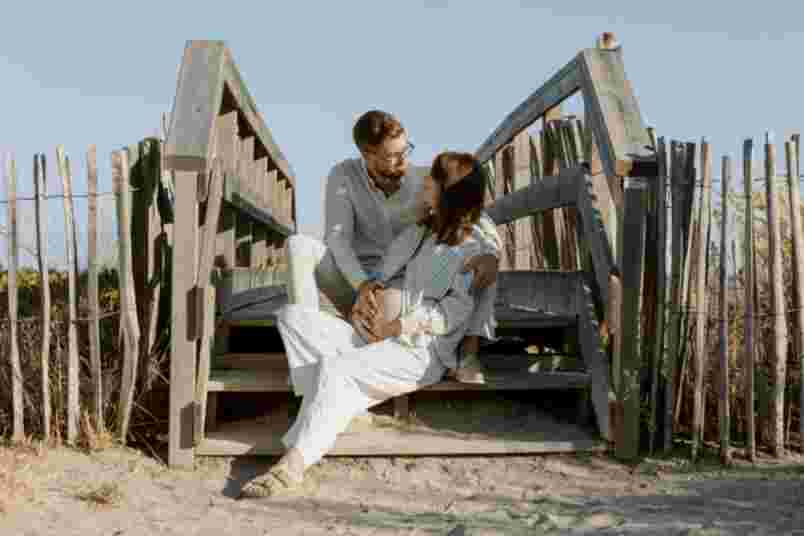 Couple complice en bord de mer - Photographe maternité Frontignan